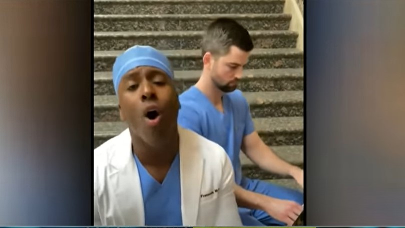 ΗΠΑ: Ένας χειρουργός τραγουδά για να συγκεντρώσει χρήματα για την αντιμετώπιση της πανδημίας (video)