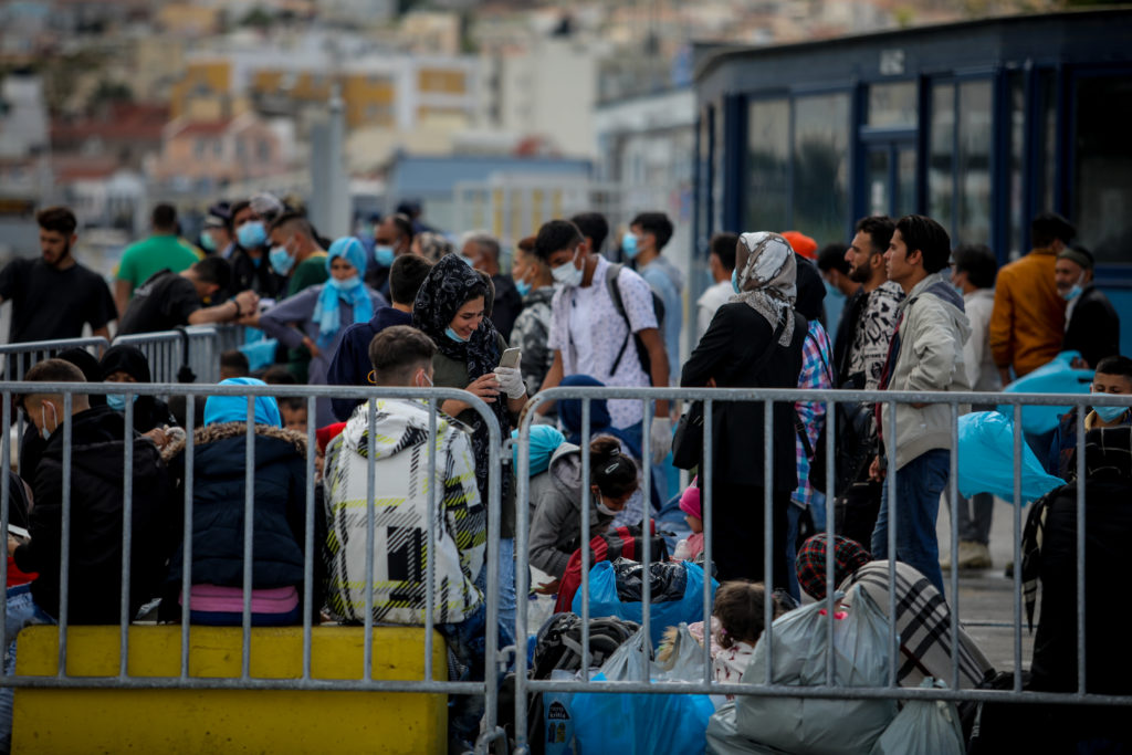 Στον Πειραιά 142 μετανάστες από τη Μυτιλήνη – «Στάχτη στα μάτια» λέει ο Μουτζούρης