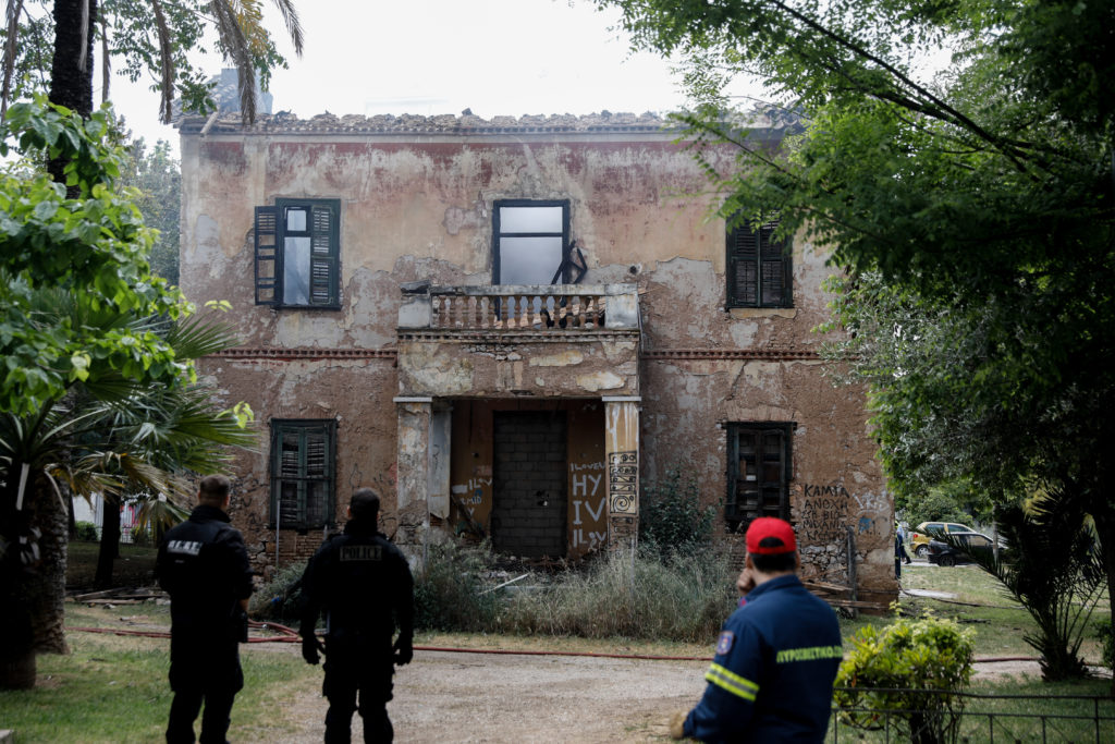 Φωτιά στη Βίλα Κλωναρίδη στην Πατησίων (Photos)