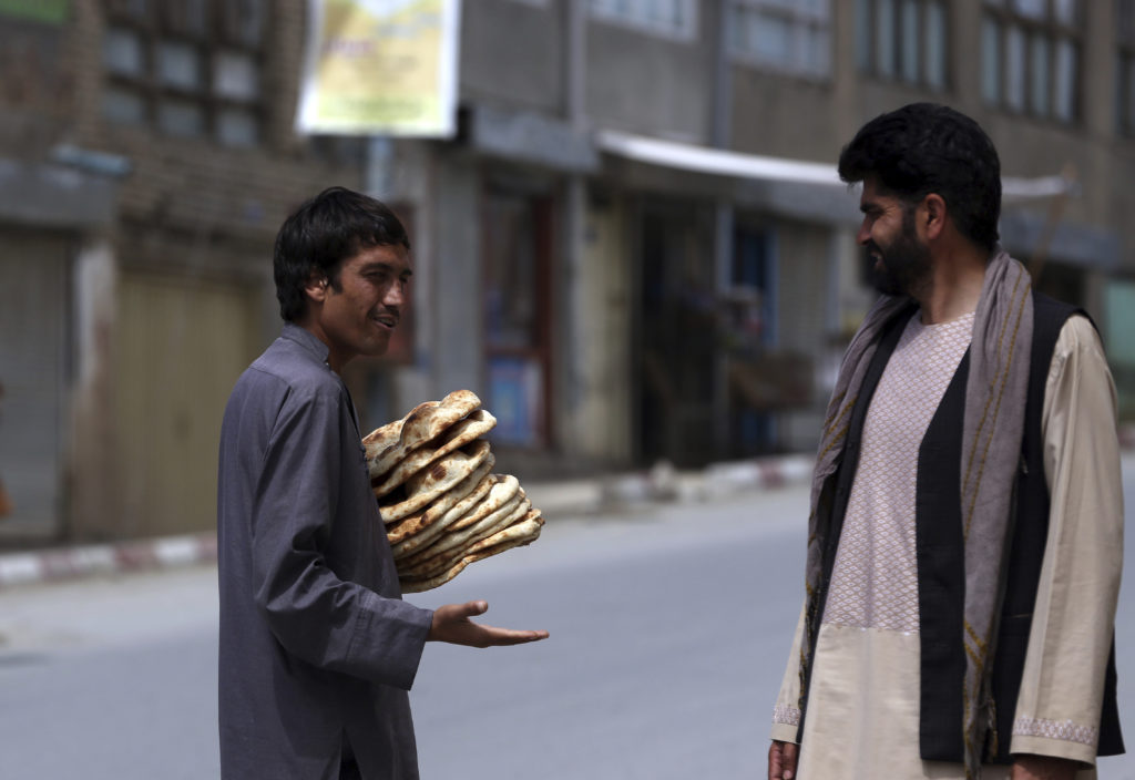 Αφγανιστάν: Η κυβέρνηση διανέμει δωρεάν ψωμί – Oι τιμές εκτοξεύθηκαν λόγω της πανδημίας