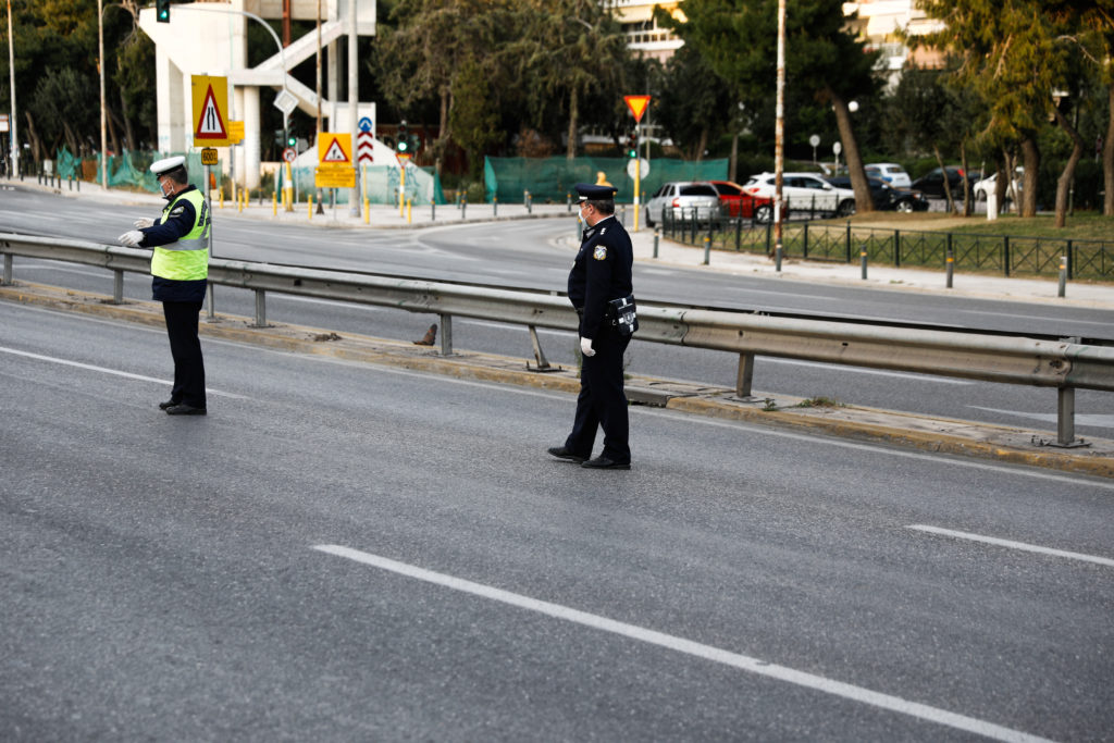 Επιχείρηση της Τροχαίας στην παραλιακή λεωφόρο Αθηνών-Σουνίου, στη Βάρκιζα