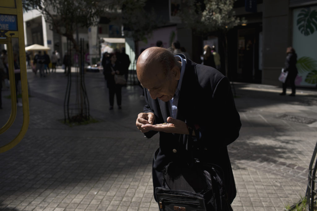 Δυσοίωνες προβλέψεις της Κομισιόν για την Ελλάδα:  «Ελεύθερη πτώση» του ΑΕΠ και «εκτόξευση» του χρέους