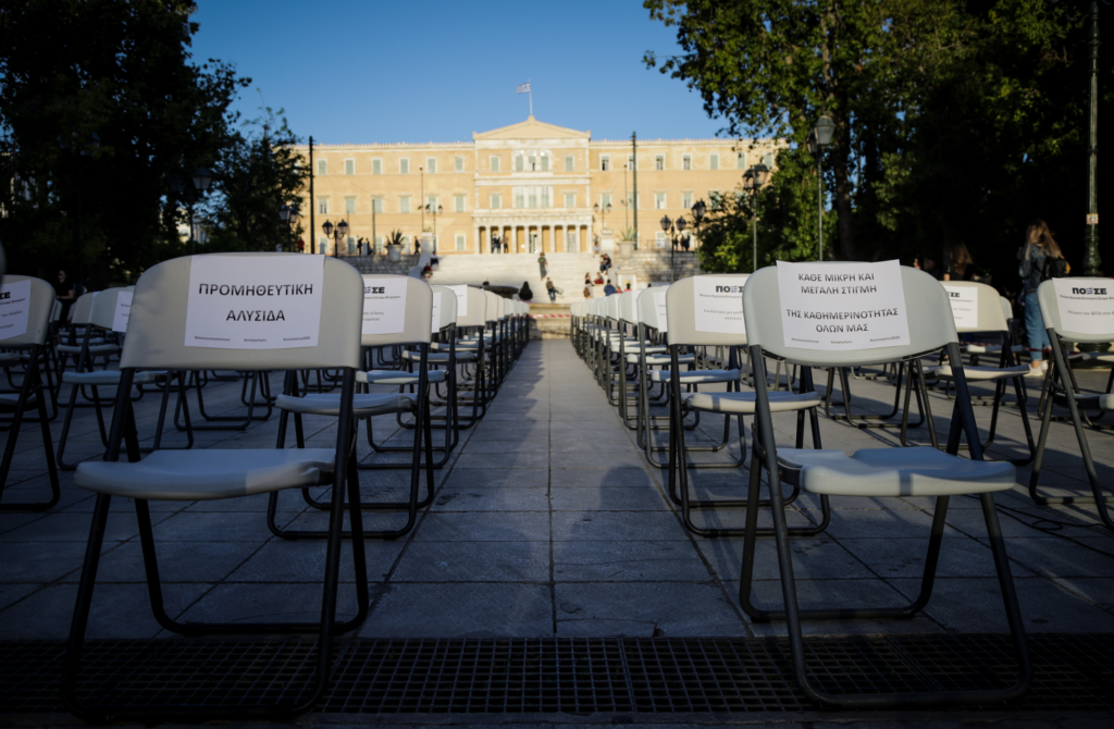 «Empty Chairs»: Η πλατεία Συντάγματος γέμισε με άδειες καρέκλες (Photos)
