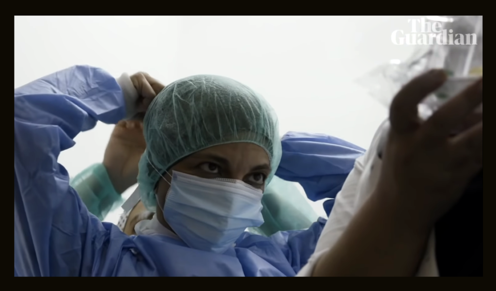 Αφιέρωμα της Guardian στους έλληνες γιατρούς που δίνουν τη μάχη της πανδημίας (Video)