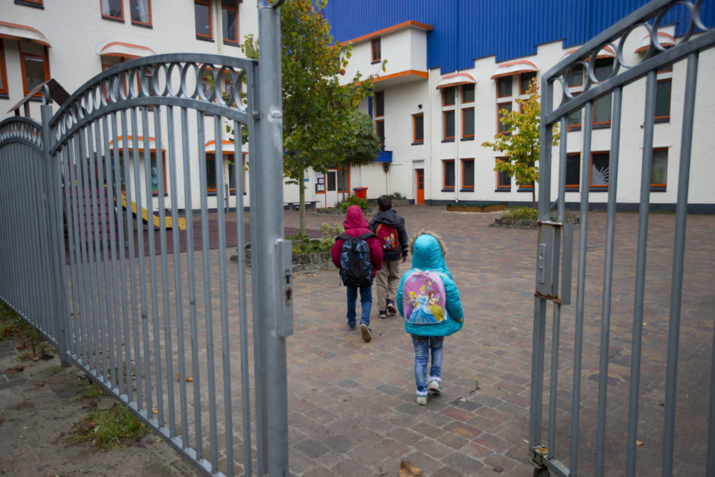 Ολλανδία: Με πλαστικά διαχωριστικά στα θρανία θα επαναλειτουργήσουν τα δημοτικά σχολεία