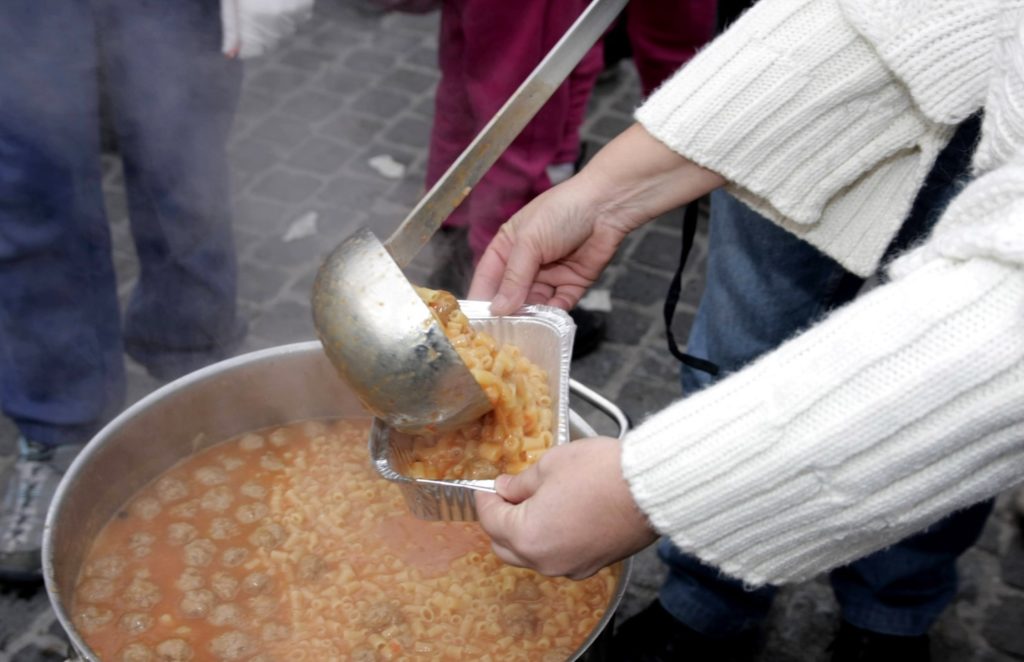 Αυστηρή προειδοποίηση του Δ. Αθηναίων στην κουζίνα «Άλλος Άνθρωπος» που ταΐζει αναξιοπαθούντες