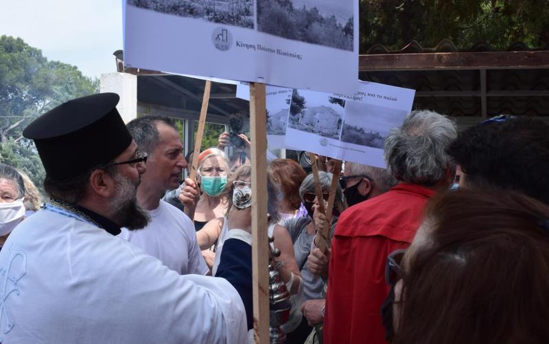 Ηλιούπολη: Ένταση μεταξύ πιστών και διαδηλωτών για αυθαίρετο κτίσμα σε εκκλησάκι (εκόνες)