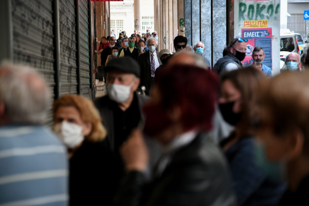 Τραγελαφικές καταστάσεις στη ΔΕΗ: Ουρές χωρίς να τηρούνται τα μέτρα προστασίας (Video & Photos)