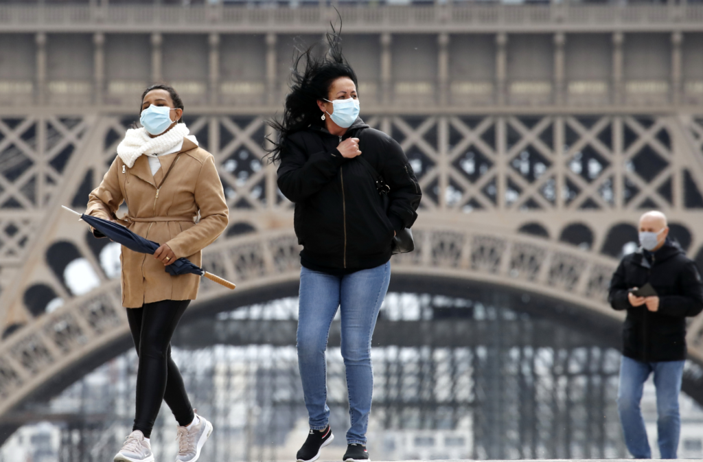Ο Δήμος του Παρισιού διανέμει δωρεάν υφασμάτινες μάσκες