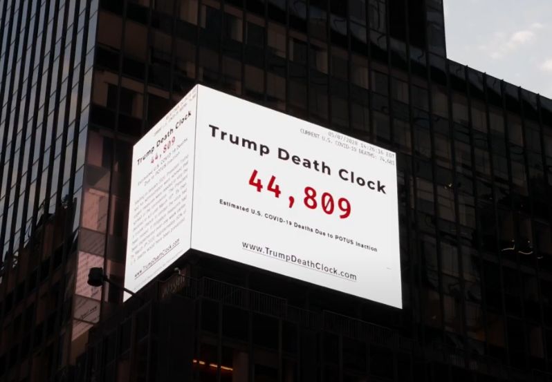 Κορονοϊός: Στην Times Square υπάρχει το «ρολόι των θανάτων εξαιτίας του Τραμπ» (Video)
