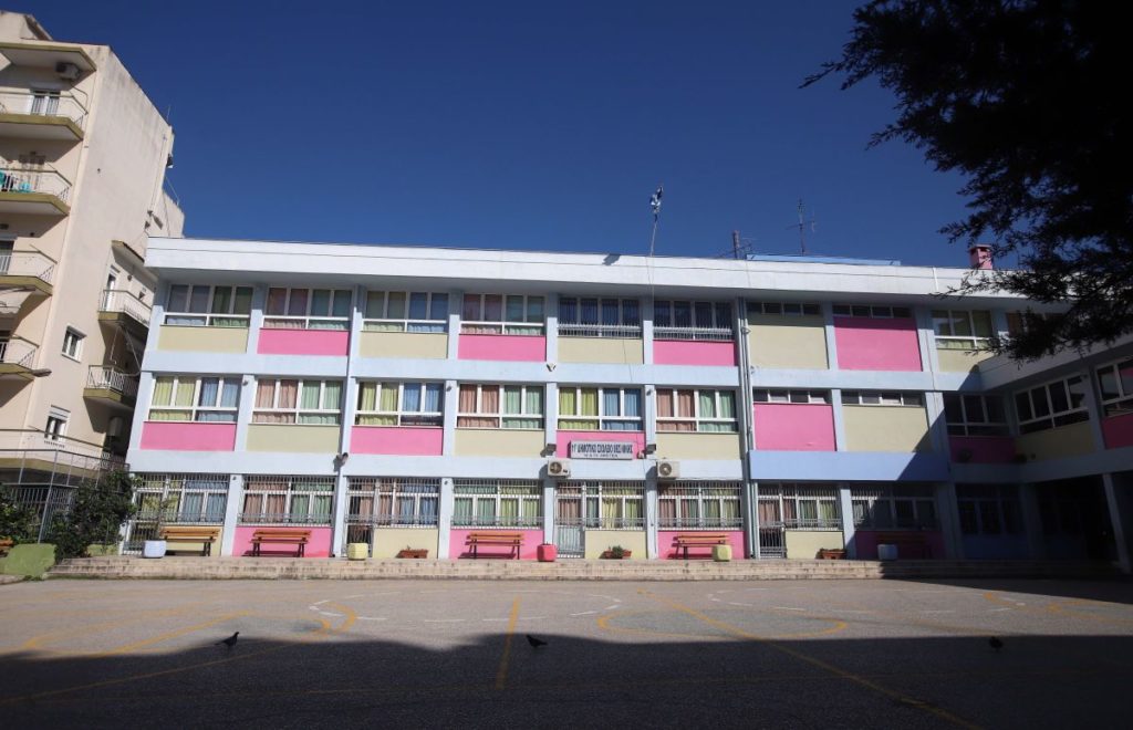 Πρόεδρος ΟΛΜΕ: «Δεν θα επιτρέψουμε να γίνουν οι αίθουσες των σχολείων τηλεοπτικά στούντιο»