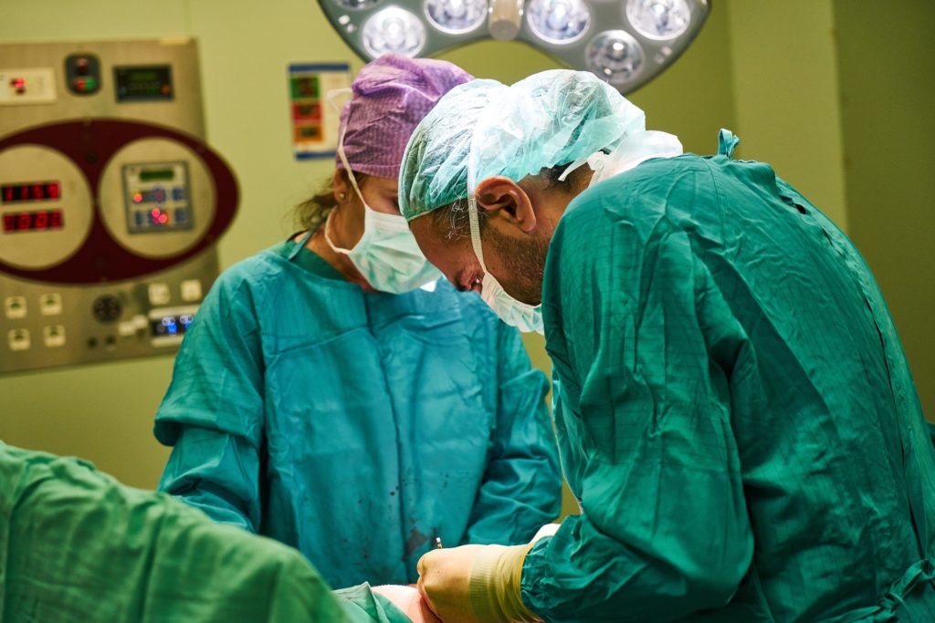 Φόβοι για ακύρωση πάνω από 28 εκατ. χειρουργικών επεμβάσεων παγκοσμίως λόγω πανδημίας