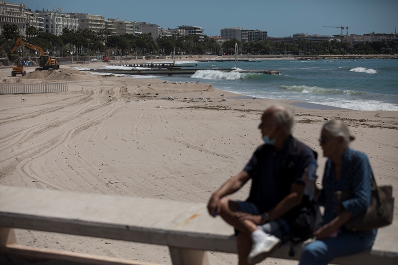 Γαλλία – κορονοϊός: Ναι στο κολύμπι όχι στην ηλιοθεραπεία