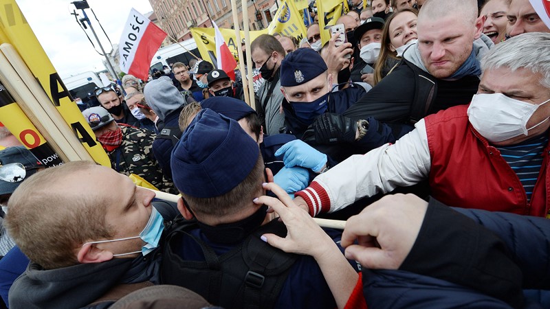 Πολωνία: Δακρυγόνα εναντίον διαδηλωτών που ζητούσαν επαναλειτουργία των επιχειρήσεων