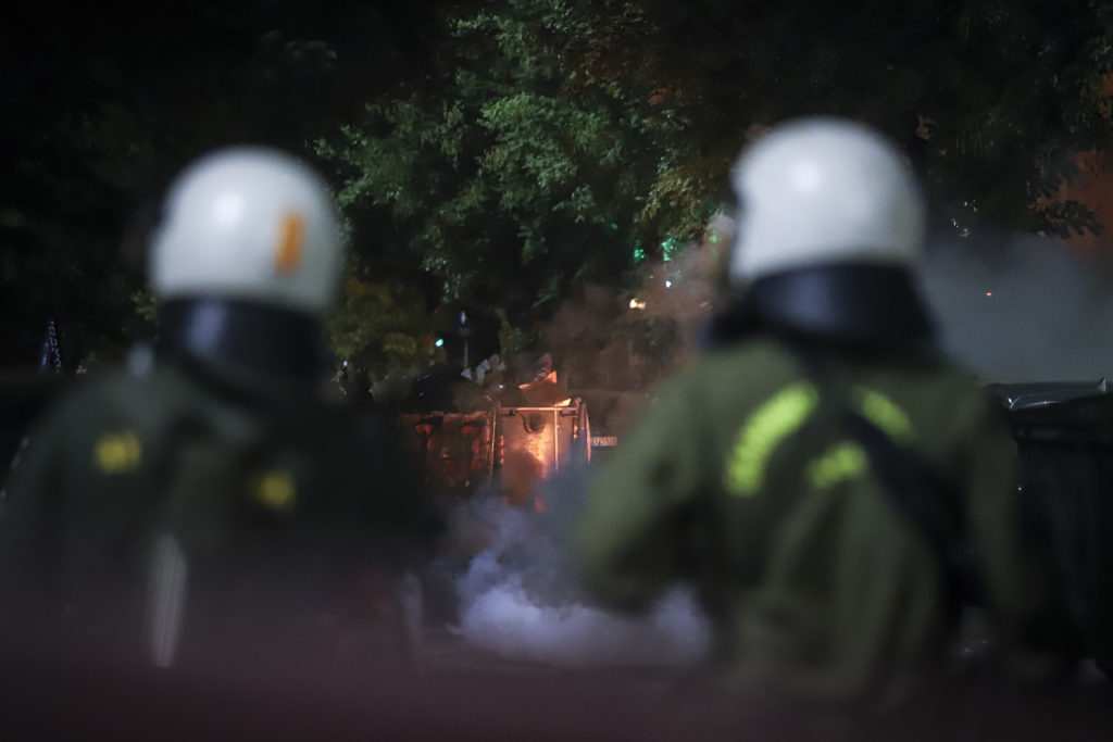 Θεσσαλονίκη: Εκπρόσωπος του Δήμου καλύπτει πλήρως την επέμβαση των ΜΑΤ στην πλατεία Καλλιθέας