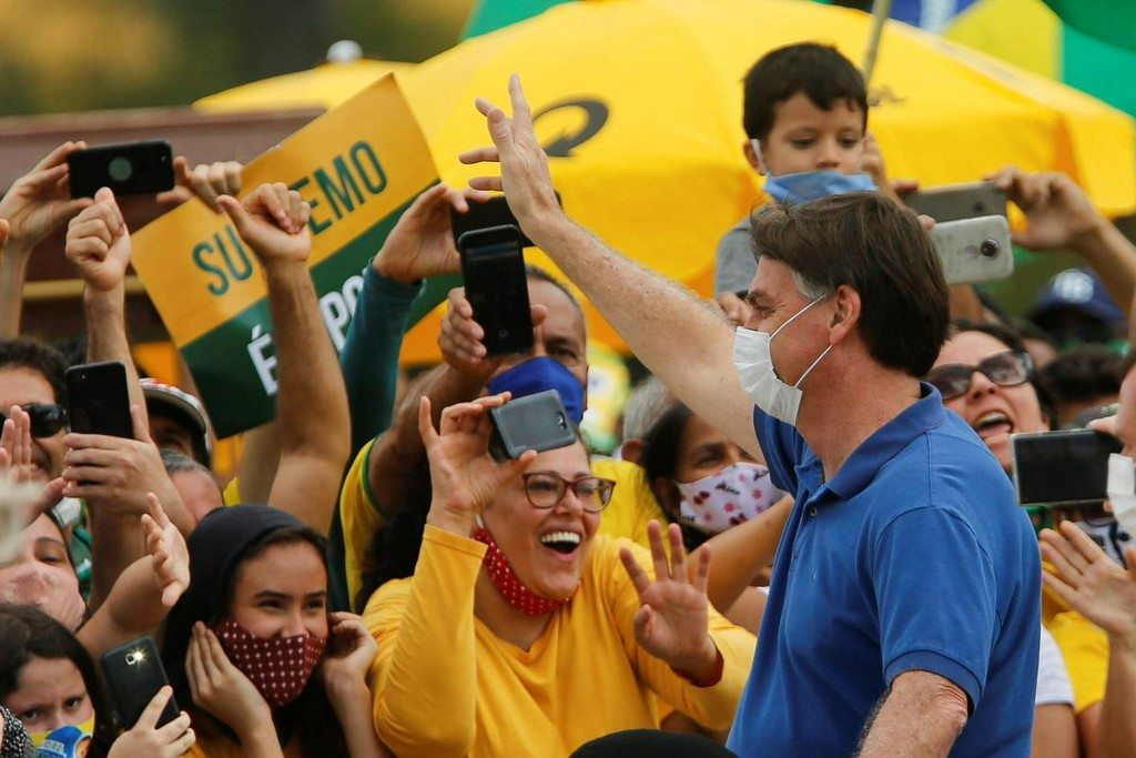Βραζιλία: Ο Μπολσονάρο φωτογραφίζεται με παιδιά και απαιτεί… χλωρικίνη!