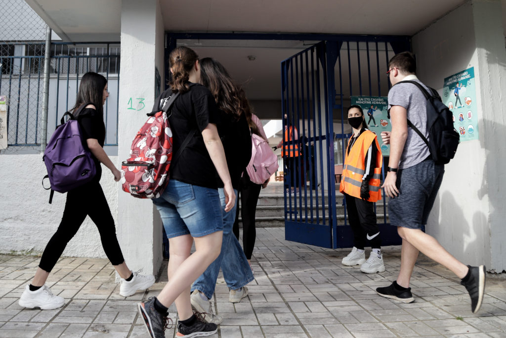 Ανοίγουν σχολεία, εμπορικά κέντρα, αρχαιολογικοί χώροι – Τι ισχύει για τις μετακινήσεις μεταξύ νομών