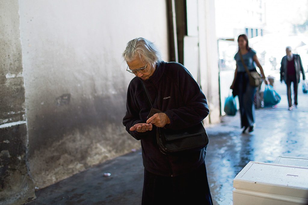 Σπάνε τον «κουμπαρά» για να δώσουν συντάξεις