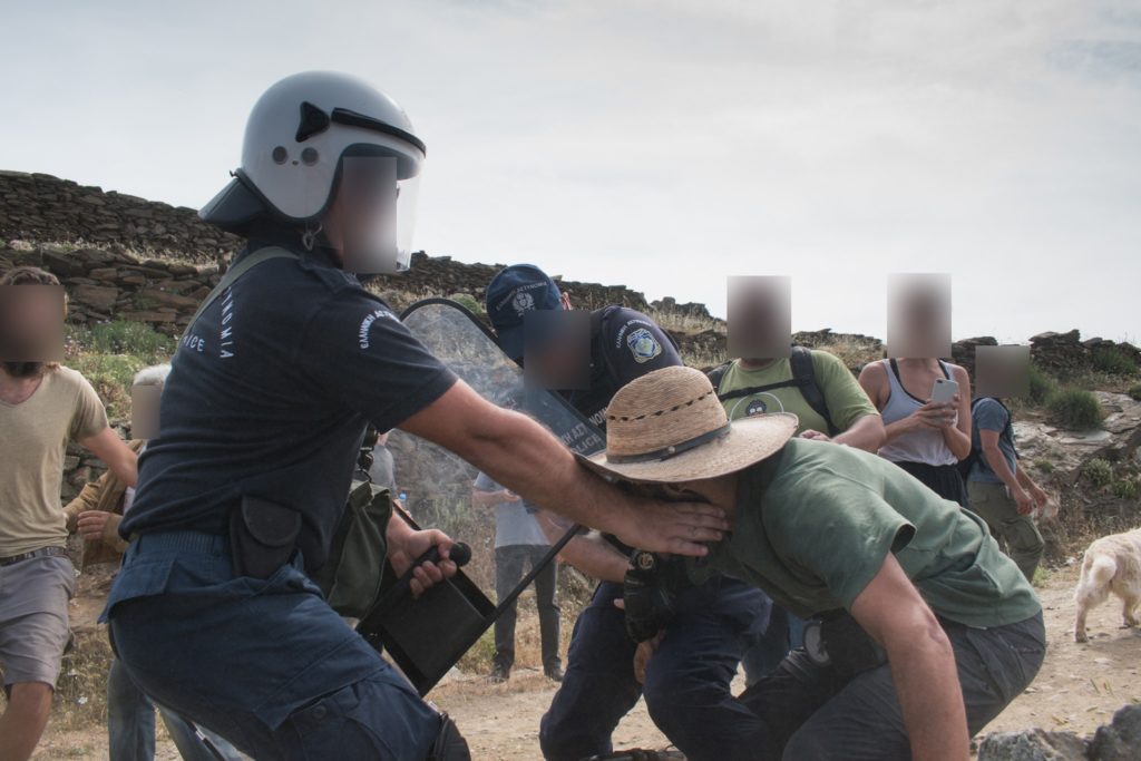 Σκηνές άγριας καταστολής στην Τήνο: Αστυνομικές δυνάμεις ξυλοκόπησαν κατοίκους για τις ανεμογεννήτριες (Video)