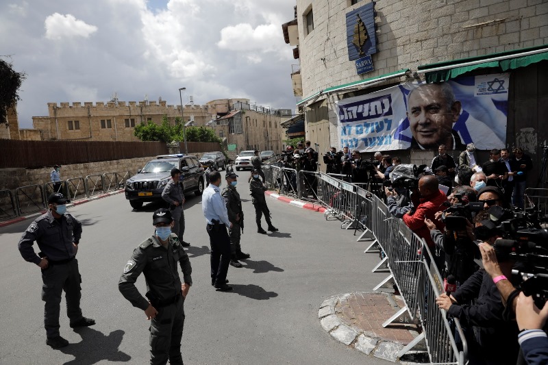 Iσραήλ: «Με το κεφάλι ψηλά» έφτασε στο δικαστήριο ο πρωθυπουργός Νετανιάχου