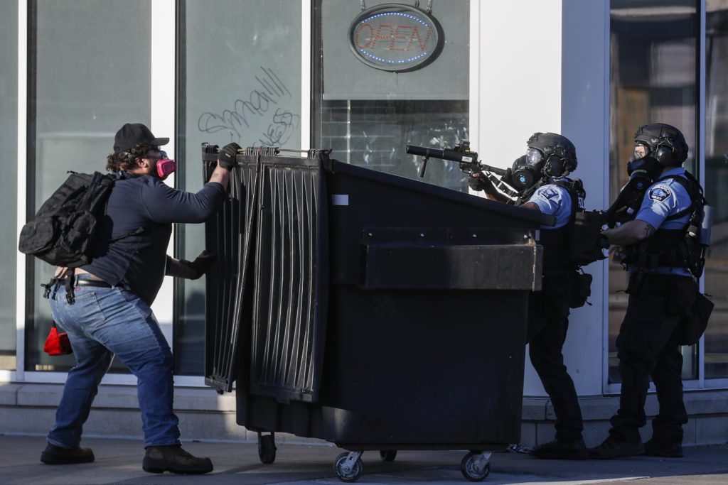 Κύμα εξεγέρσεων κατά της βίας των Αφροαμερικανών – Επεισόδια και στο Λούισβιλ με επτά τραυματίες