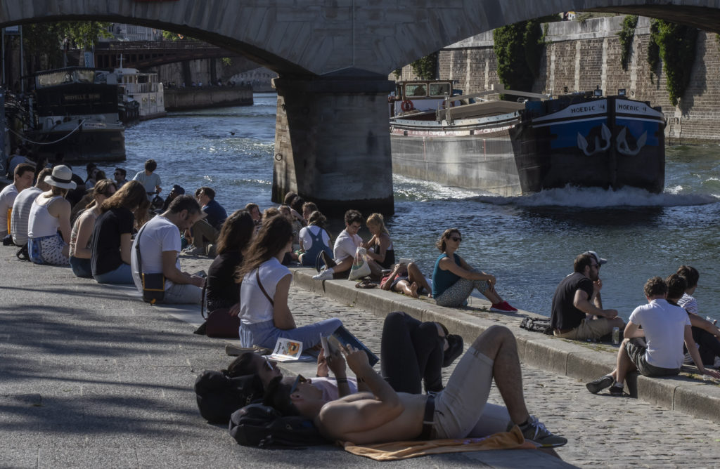 Γαλλία-κορονοϊός: «Επιτέλους ελεύθεροι» δηλώνουν οι Παριζιάνοι που κατέκλυσαν πάρκα και πλατείες