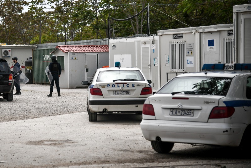 Συγκέντρωση προσφύγων έξω από τη δομή του Ελαιώνα