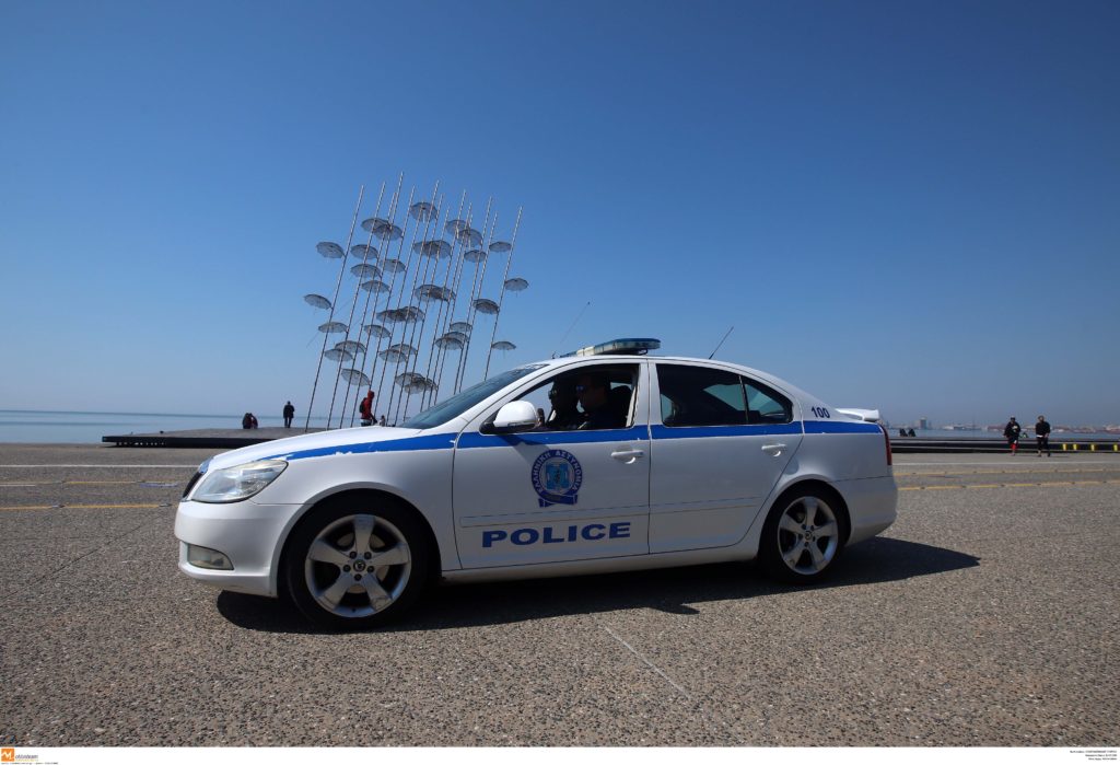 Θεσσαλονίκη: Όταν είδαν αστυνομικούς πέταξαν από παράθυρο του αυτοκινήτου τους πακέτο με ναρκωτικά