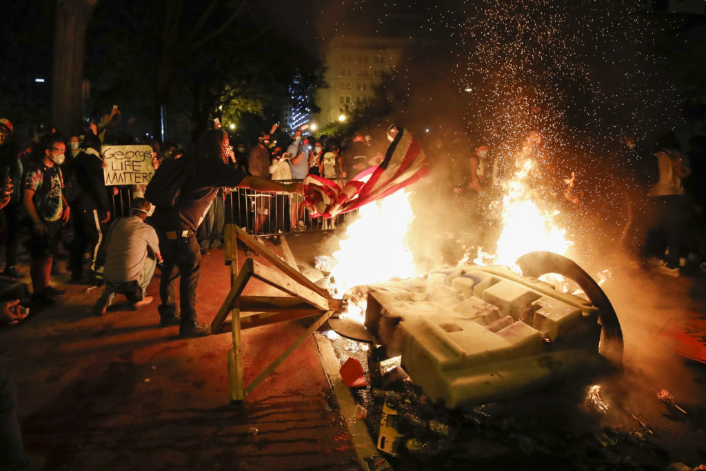 Ξεχειλίζει η οργή στις ΗΠΑ: Νέο βίντεο δείχνει τον Φλόιντ να ξυλοκοπείται και μέσα στο περιπολικό – Στο καταφύγιο ο Τραμπ (Photos – Video)