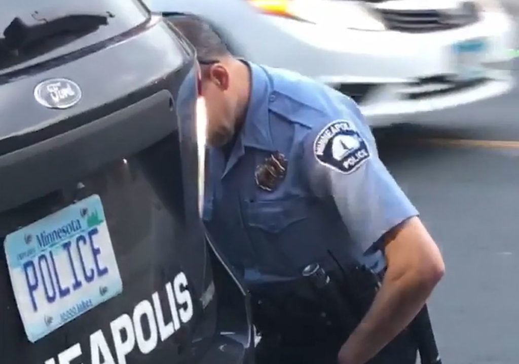 Για 8 λεπτά και 46 δευτερόλεπτα ο αστυνομικός πίεζε τον αυχένα του Τζορτζ Φλόιντ (Video)