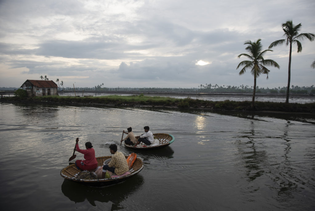 Οι ψαράδες κι οι αγρότες στην Ασία το γυρίζουν ψηφιακά λόγω πανδημίας