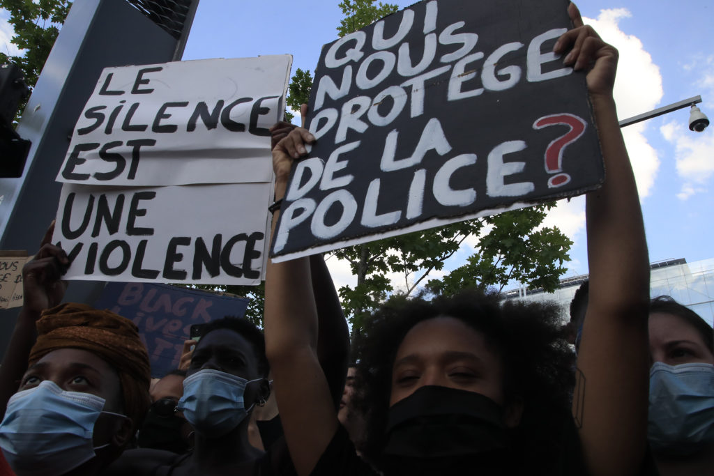 Διοικητής γαλλικής αστυνομίας: «Ούτε βίαιη, ούτε ρατσιστική» η αστυνομία του Παρισιού