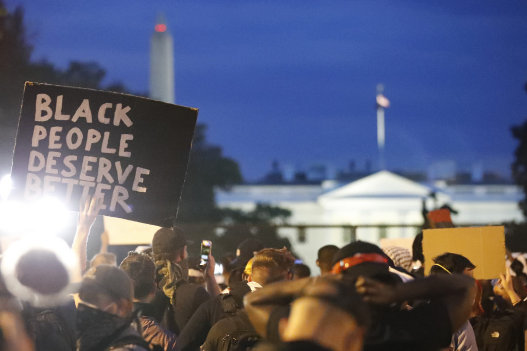 ΗΠΑ: Εκατοντάδες διαδηλωτές έξω από τον Λευκό Οίκο – 1.600 στρατιώτες σε ετοιμότητα
