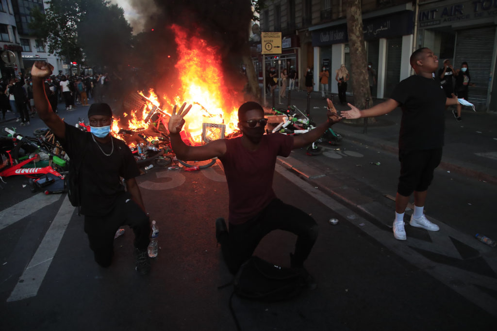«Λαοθάλασσα» στο Παρίσι παρά την απαγόρευση – Με δακρυγόνα «απάντησε» η αστυνομία (Photos – Video)