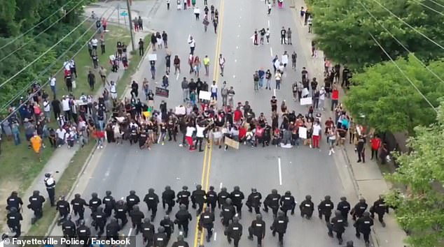 Απίστευτο βίντεο: Αστυνομικοί στη Βόρεια Καρολίνα γονατίζουν μπροστά σε διαδηλωτές