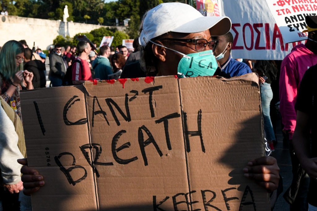 Από την Ελλάδα μέχρι τις ΗΠΑ: Μαζική η αντιρατσιστική διαδήλωση – Δακρυγόνα και επεισόδια στην αμερικανική πρεσβεία (Photos)