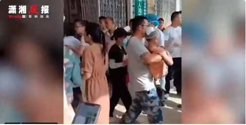 Χάος σε σχολείο της Κίνας: Φύλακας τραυμάτισε τουλάχιστον 40 ανθρώπους, ανάμεσά τους και παιδιά (Video)