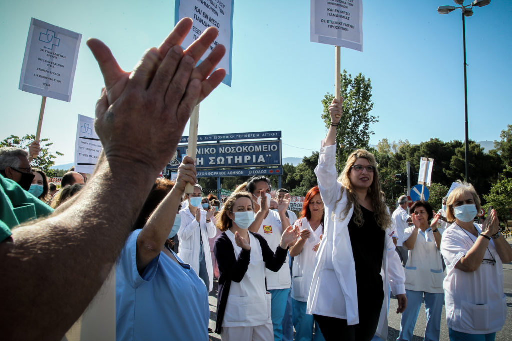 Συμβολικό κλείσιμο της Μεσογείων από το έκτακτο προσωπικό του «Σωτηρία»- Χειροκροτήθηκαν από τους οδηγούς (Photos)