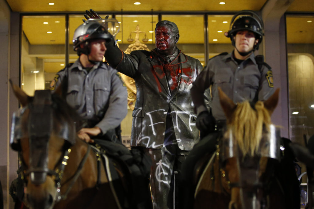 Η Φιλαδέλφεια αφαίρεσε άγαλμα που παρέπεμπε στον ρατσισμό (Video & Photos)