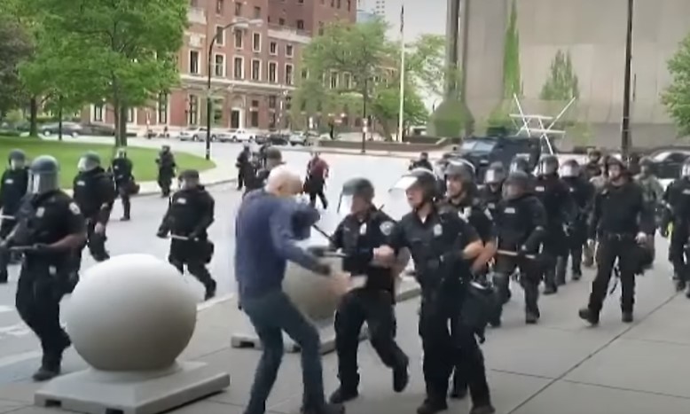ΗΠΑ: Αστυνομικοί παραιτήθηκαν διαμαρτυρόμενοι για τη διαθεσιμότητα συναδέλφων τους, που έσπρωξαν ηλικιωμένο διαδηλωτή στο Μπάφαλο της Νέας Υόρκης