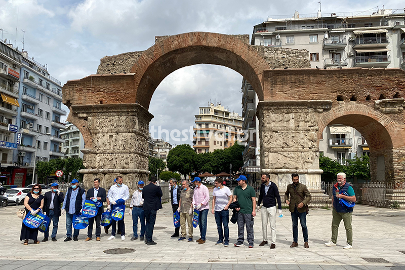 Θεσσαλονίκη: Παλαίμαχοι ποδοσφαιριστές καθάρισαν την πλατεία Ναυαρίνου