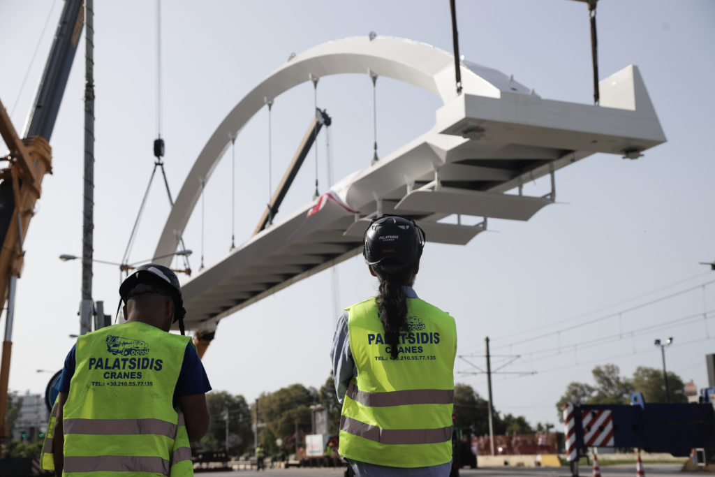 Νέα πεζογέφυρα στην Λ. Ποσειδώνος: Επιχείρηση… ακριβείας και εικόνες που κόβουν την ανάσα (Photos)