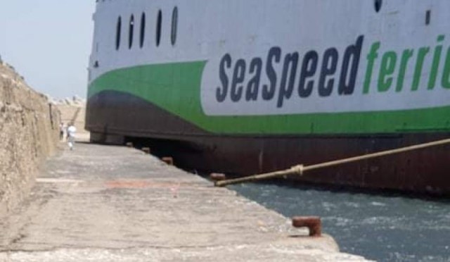 Ρέθυμνο: Θυελλώδεις άνεμοι «ανέβασαν» πλοίο στον μώλο – Εγκλωβισμένοι επιβάτες και οχήματα (Photos)