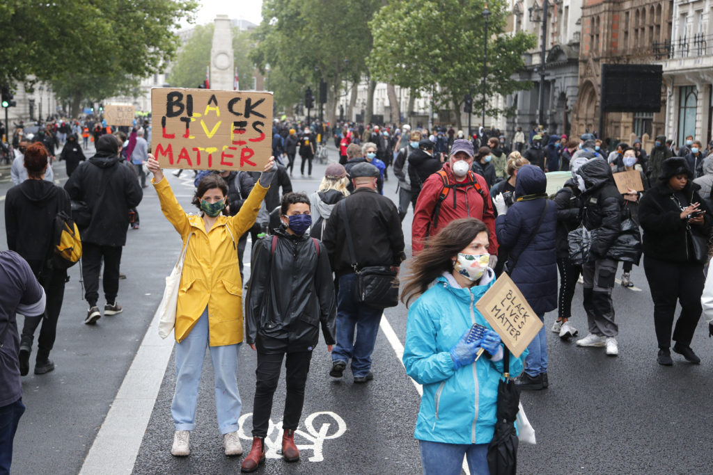 Φλόιντ- Διαδηλώσεις παντού: Από το Λονδίνο και το Βερολίνο ως το Τόκιο και την Αυστραλία (Photos+Videos)