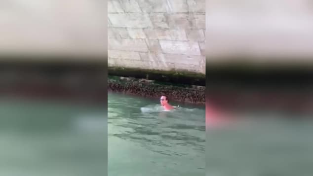Βενετία: «Τσουχτερό» πρόστιμο για δύο Γερμανούς που κολύμπησαν στο Μεγάλο Κανάλι (Video)