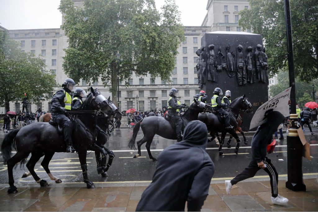 Λονδίνο: Συγκρούσεις διαδηλωτών με έφιππους αστυνομικούς μετά τη μεγάλη συγκέντρωση (Videos)