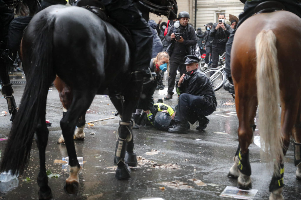 Λονδίνο: Έφιππος αστυνομικός χτύπησε σε φανάρι μετά από ξέφρενη κούρσα του αλόγου του (Video)