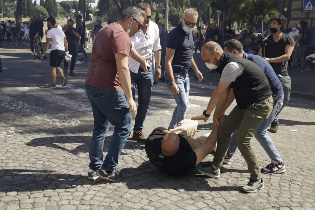 Ρώμη: Επίθεση νεοφασιστών χούλιγκαν κατά δημοσιογράφων και αστυνομικών