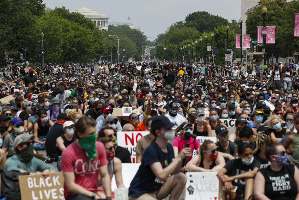 ΗΠΑ-Φλόιντ: Χιλιάδες συμμετείχαν σε ειρηνικές διαδηλώσεις σε δεκάδες πόλεις (Videos)