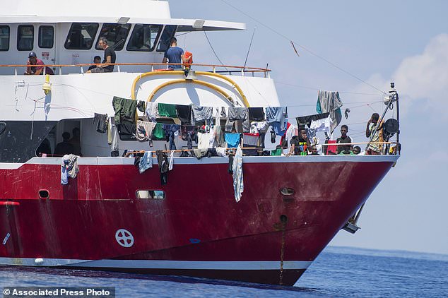 Μάλτα:  Αποβιβάστηκαν 425 μετανάστες που κρατούνταν σε ναυλωμένα σκάφη μεσοπέλαγα